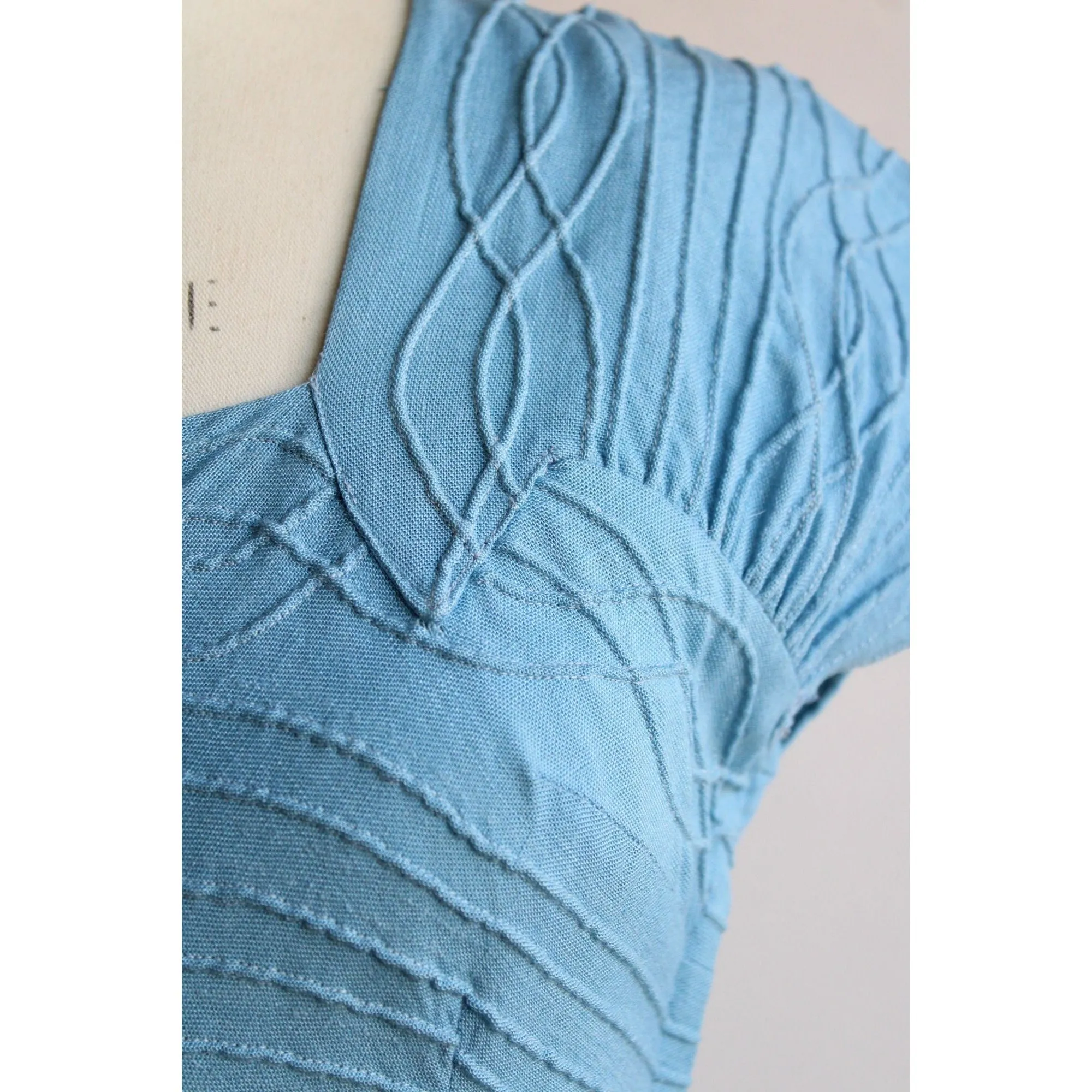 Vintage 1940s 1950s Dress / Sky Blue Woven Cotton  with Keyhole Back